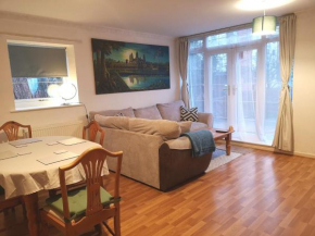 BrumStay UK - 5 Bed TownHouse with Garden and Parking for upto 3 small cars